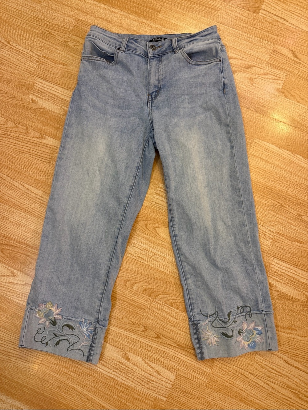 Charlie B Boho Floral Embroidered Hem Crop Jeans Light Wash Denim Size 8
